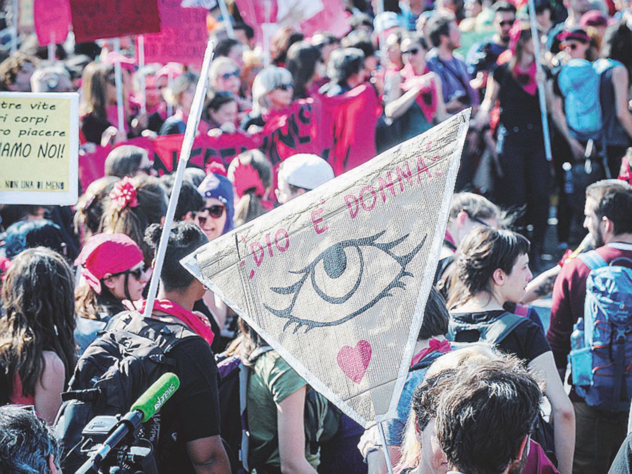 Il corteo - Dall’Italia e dal mondo, ieri pomeriggio a Verona, hanno sfilato migliaia di donne (e non solo) - LaPresse Verona, nella marea fucsia che ha invaso la città: la protesta con mille facce e mille anime