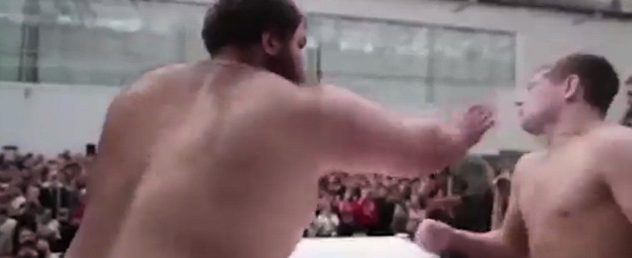 Copertina di Che sberla! In Siberia la gara a suon di manrovesci e schiaffoni: alla fine ne rimarrà uno solo