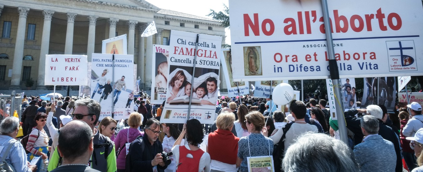 Il forum di Verona e il manifesto con la famiglia marcia. Anche un fake  infiamma la polemica sul congresso voluto dalla Lega - la Repubblica