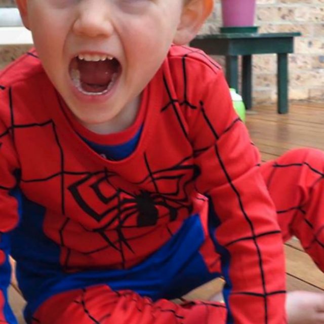 Scompare a tre anni mentre gioca vestito da Spiderman: era a casa della nonna con i genitori adottivi