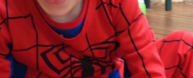 Scompare a tre anni mentre gioca vestito da Spiderman: era a casa della nonna con i genitori adottivi