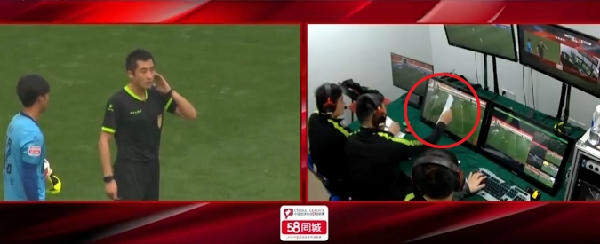 Copertina di Gol o fuorigioco? L’arbitro chiede aiuto ma il Var non funziona: l’invenzione surreale degli assistenti in diretta tv