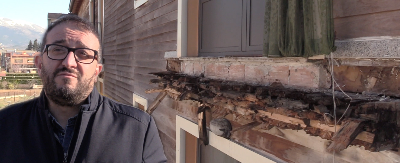 Copertina di L’Aquila, in 10mila nelle new town. Quartieri dormitorio senza servizi e socialità, tra cedimenti e infiltrazioni