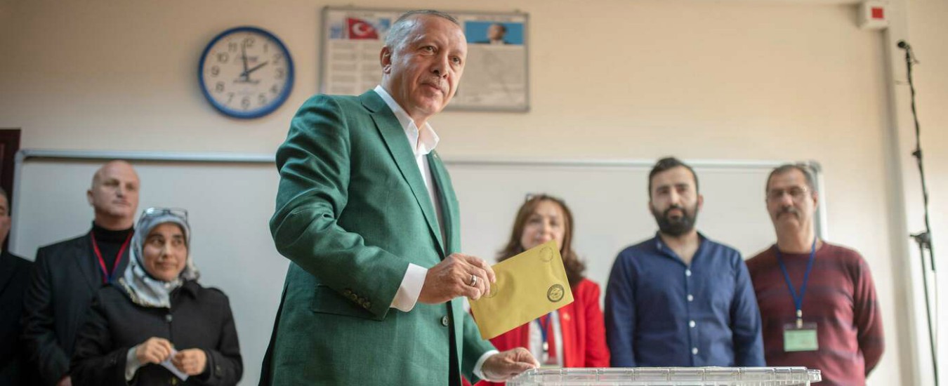 Turchia, il voto di Istanbul sarà ripetuto: decade il sindaco. Commissione dà ragione al ricorso del partito di Erdogan