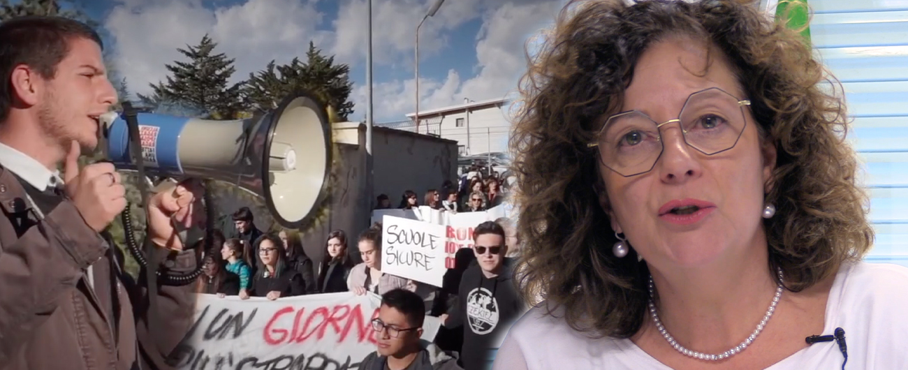 Copertina di L’Aquila 2009-2019 – La scuola è ancora in moduli provvisori: ‘Nei container di lusso lavoriamo per mantenere la comunità’