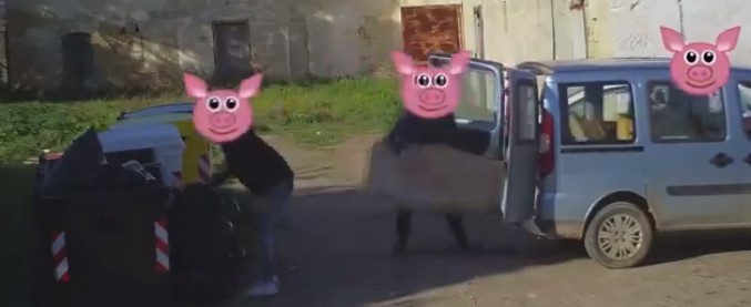 Copertina di Castellaneta, “ecco i nostri Tre porcellini”: il Comune incastra i cittadini-sporcaccioni e li mette alla berlina con questo video