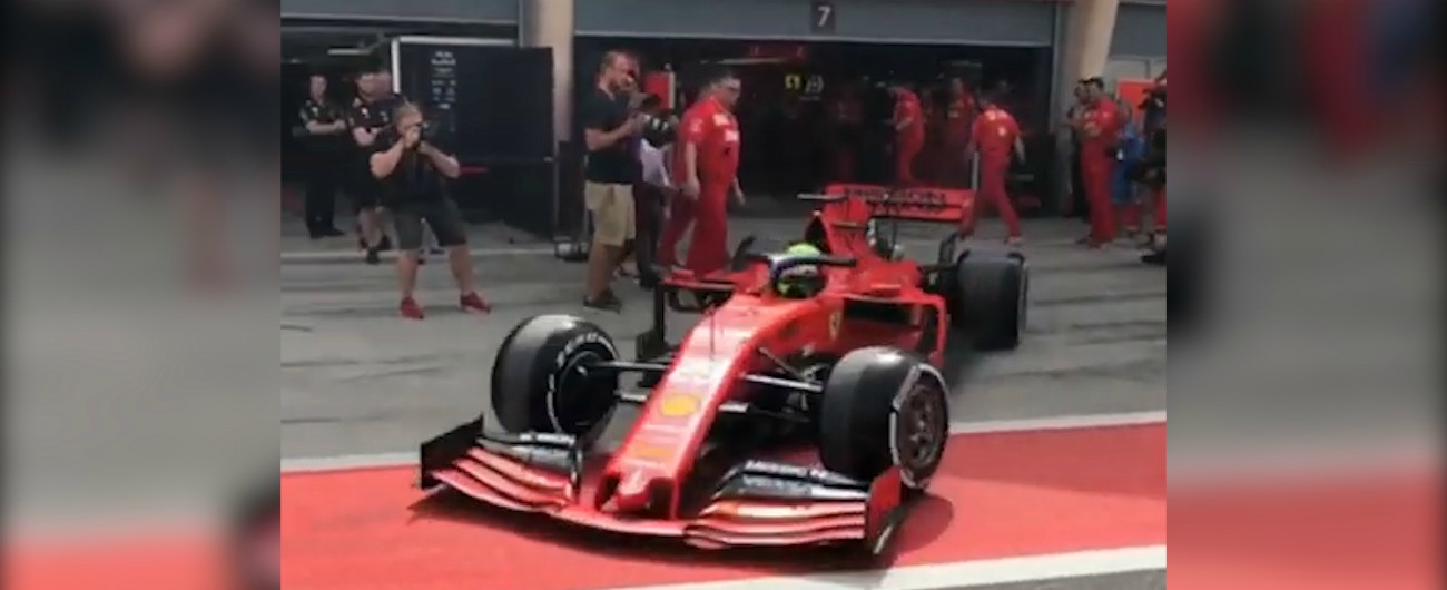 Copertina di Mick Schumacher esordisce in Ferrari: i primi istanti del figlio di Michael alla guida della rossa di Maranello nei test della F1