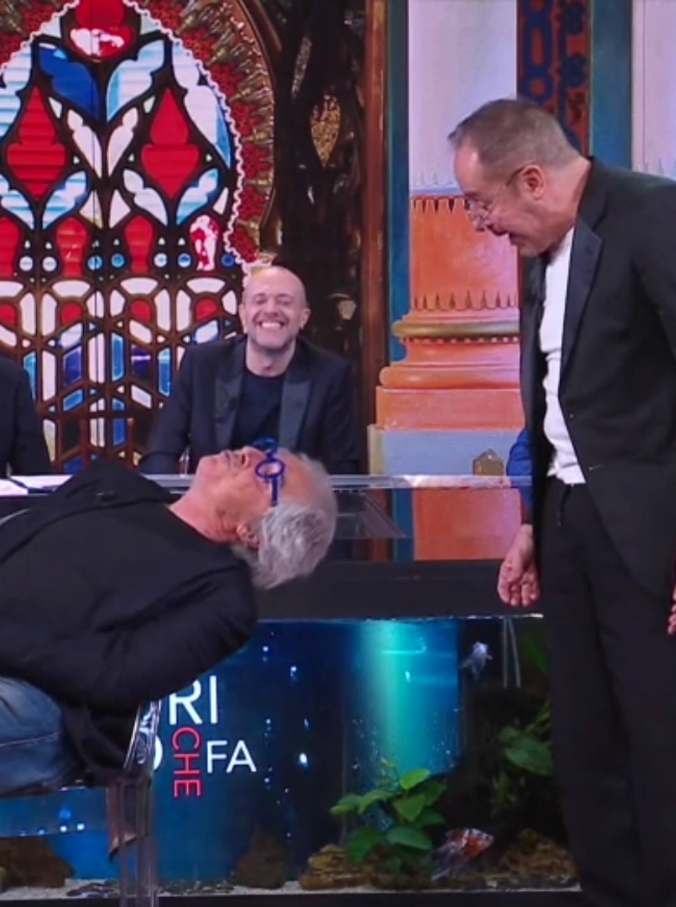 Copertina di Lopez-Solenghi nei panni di Maurizio Costanzo e Mughini: “Non si capisce nulla, ma perché non ti fai sottotitolare?”