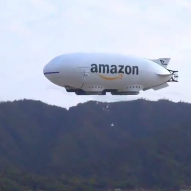 L’enorme dirigibile Amazon si avvicina alla città circondato da droni porta-pacchi: ma il video in stile Star Wars nasconde un segreto