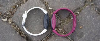 Copertina di Fitbit Inspire HR e Inspire, i braccialetti che monitorano bene il sonno ma sono imprecisi nel conteggio dei passi