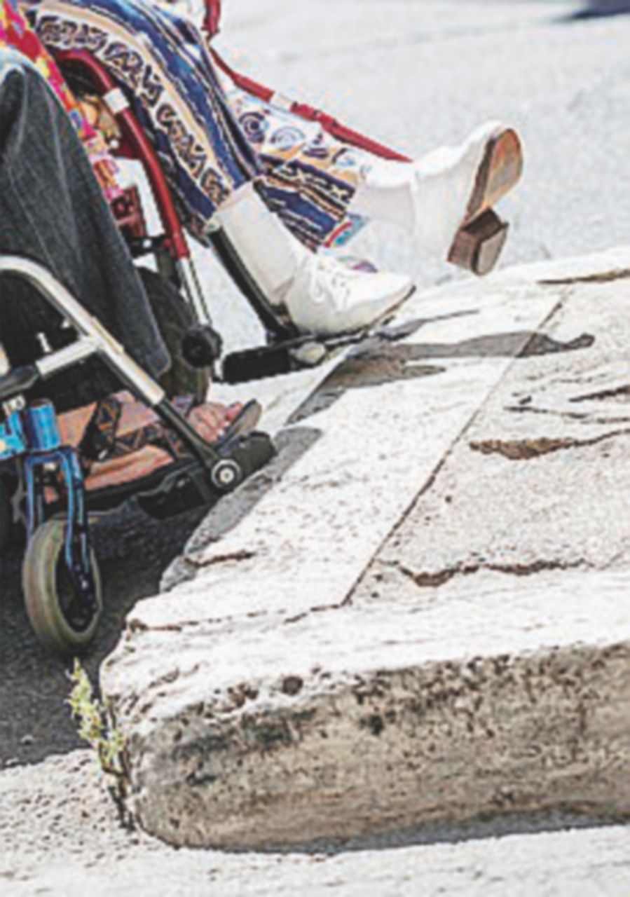 Copertina di Disabili e barriere: “Per la legge che le vieta solo briciole”