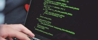 Copertina di Report: un software consente di spiare i pc dei magistrati. Ranucci: “Il ministero fu avvertito, Chigi silenziò il problema”