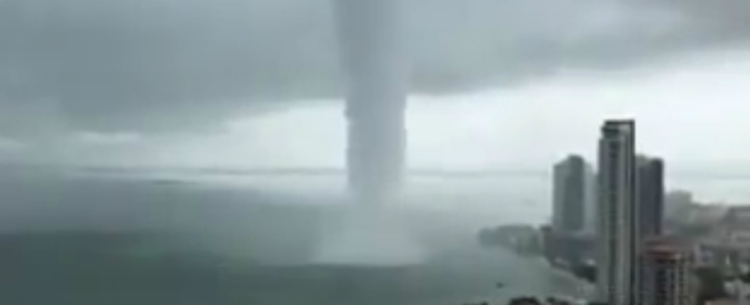 Copertina di Sembra un film di fantascienza ma è la realtà: la gigantesca tromba marina è a un passo dai grattacieli e finisce così