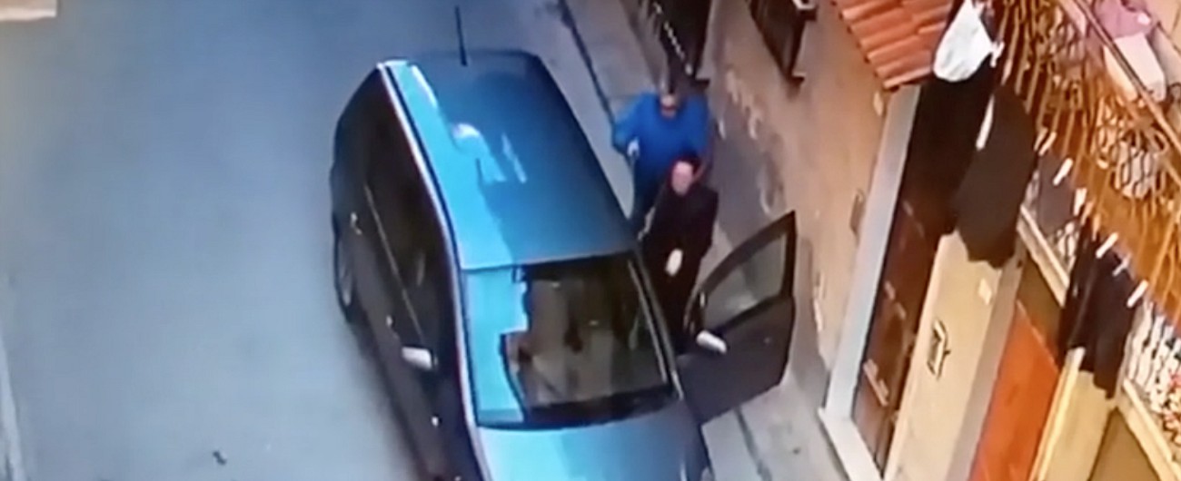 Copertina di Uccide la ex, in un video il sequestro. Con una pistola costringe la donna a salire in auto a Catenanuova (Enna)