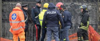 Copertina di Incidente sul lavoro, crolla una lastra di metallo: due operai morti nel Milanese