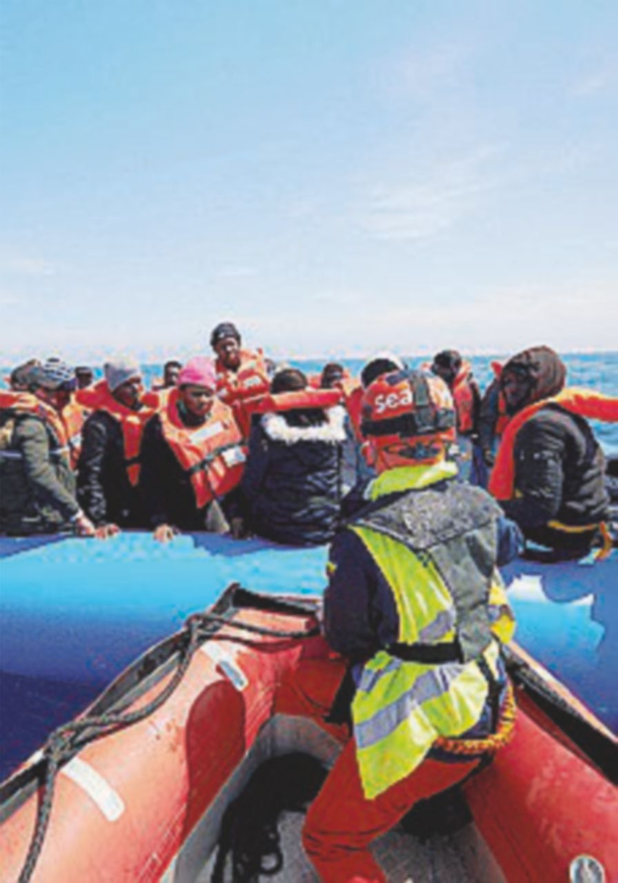 Copertina di Sea Eye soccorre 64 profughi. Salvini: “Vada ad Amburgo”
