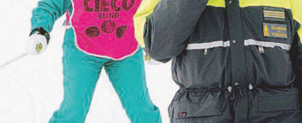 - Un accompagnatore in pista - Ansa Non vedenti in settimana bianca grazie al volontariato degli agenti