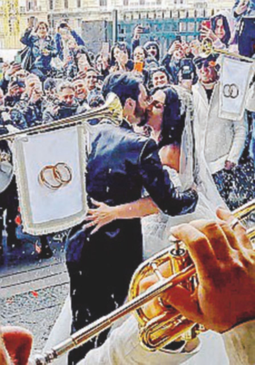 Copertina di Napoli, fra i musicisti  del matrimonio trash 5 poliziotti: sospesi