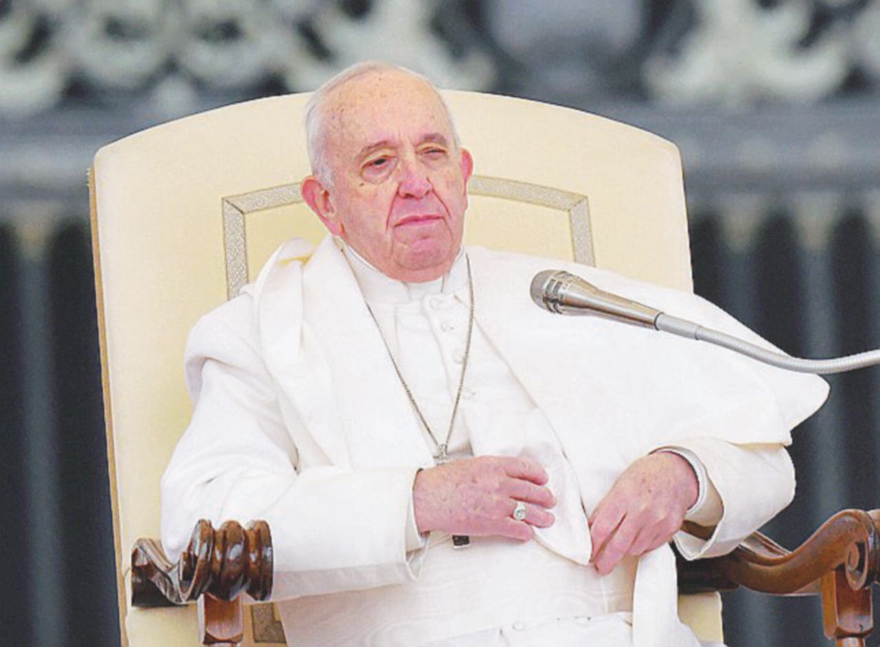 Copertina di Spagna, Bergoglio “assente” e il clero diviso