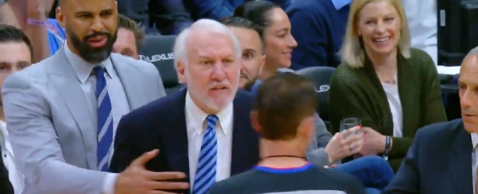 Copertina di Nba, l’allenatore Gregg Popovich si infuria con gli arbitri: espulsione record dopo 63 secondi. Poi interrompe l’intervista