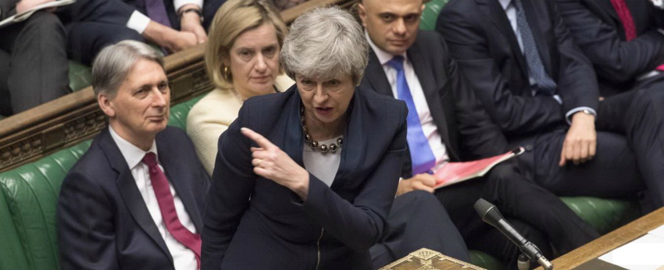 Brexit, scontro all’interno del governo sul nuovo accordo. Theresa May in bilico, ma lei resiste e fa un mini-rimpasto