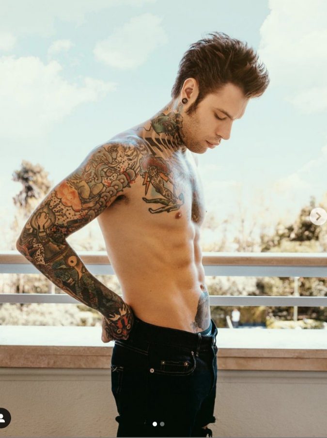 Fedez perde la scommessa e pubblica una sua foto hot ...