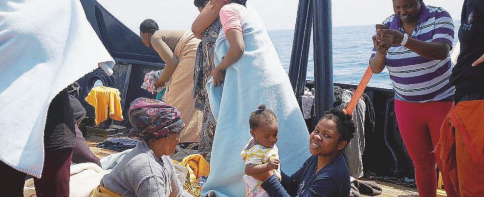 Profughi - Un gruppo di migranti a bordo di una delle navi di soccorso delle ong - LaPresse Il Viminale blocca la Sea Eye, la nave non va a Lampedusa