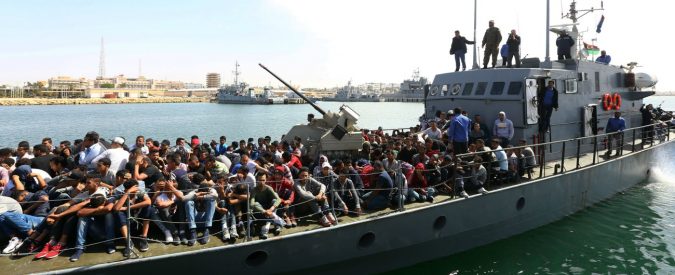 Migranti, le ong: “Guardia costiera libica non risponde al telefono”. La prova del Fatto.it: risposta solo dopo 5ª chiamata. Un’eternità in caso di emergenza in mare