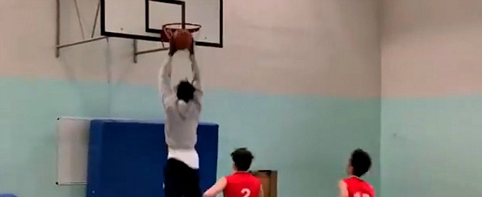 Copertina di Cremona, la scuola media ospita i campioni del basket ma il cestista esagera con la schiacciata: il risultato è disastroso