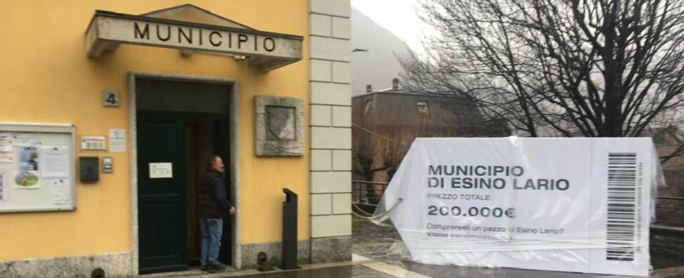 Copertina di Esino Lario, sindaco mette all’asta il Comune per protesta. E il paese confinante risponde: “Lo compriamo noi”