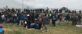 Copertina di Grecia, migranti accampati a nord di Salonicco per chiedere apertura dei confini: scontri con la polizia