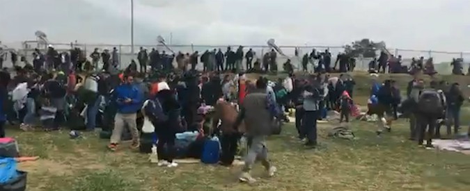 Copertina di Grecia, migranti accampati a nord di Salonicco per chiedere apertura dei confini: scontri con la polizia