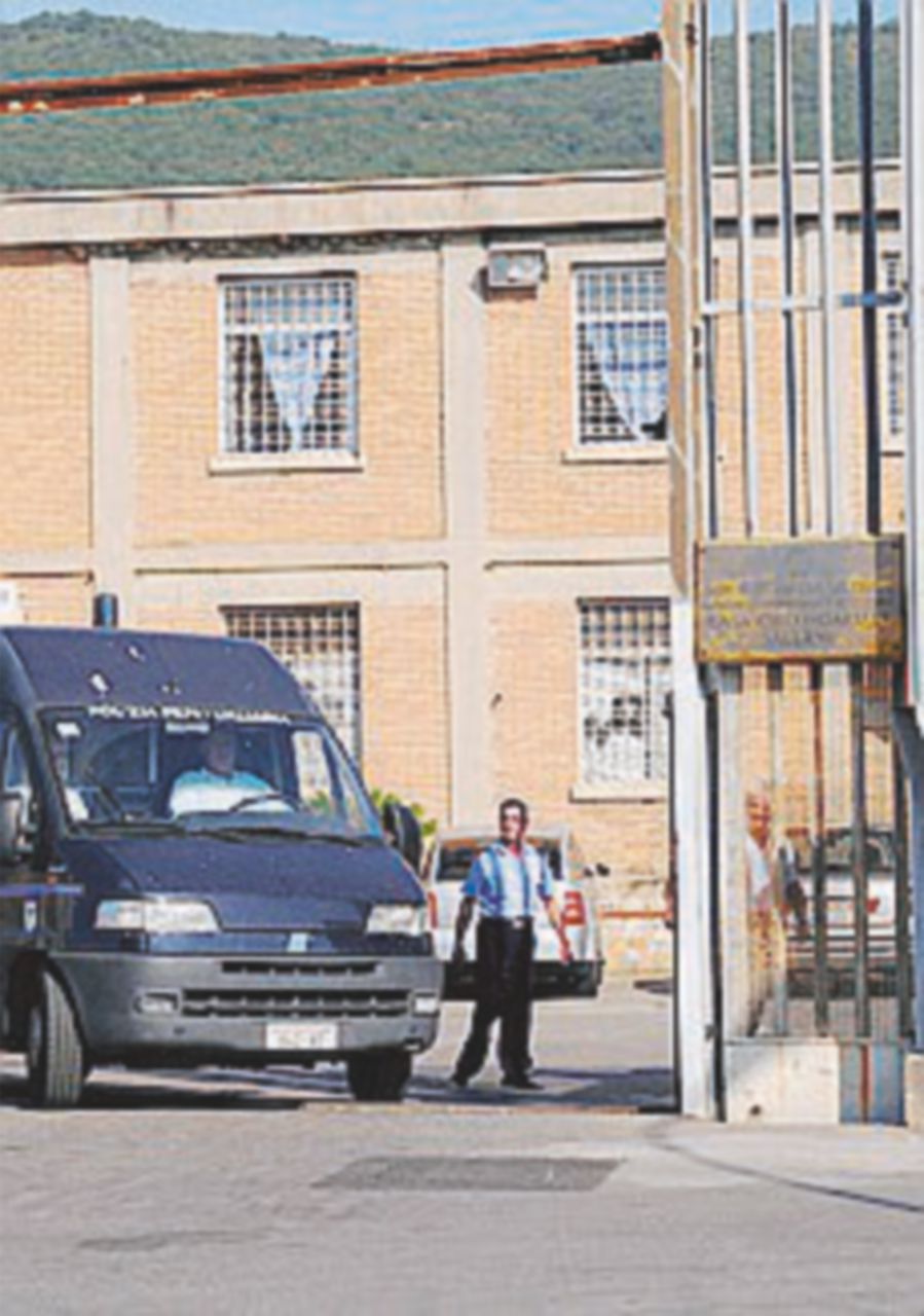 Copertina di Rissa tra detenuti a Salerno, ferita anche la direttrice