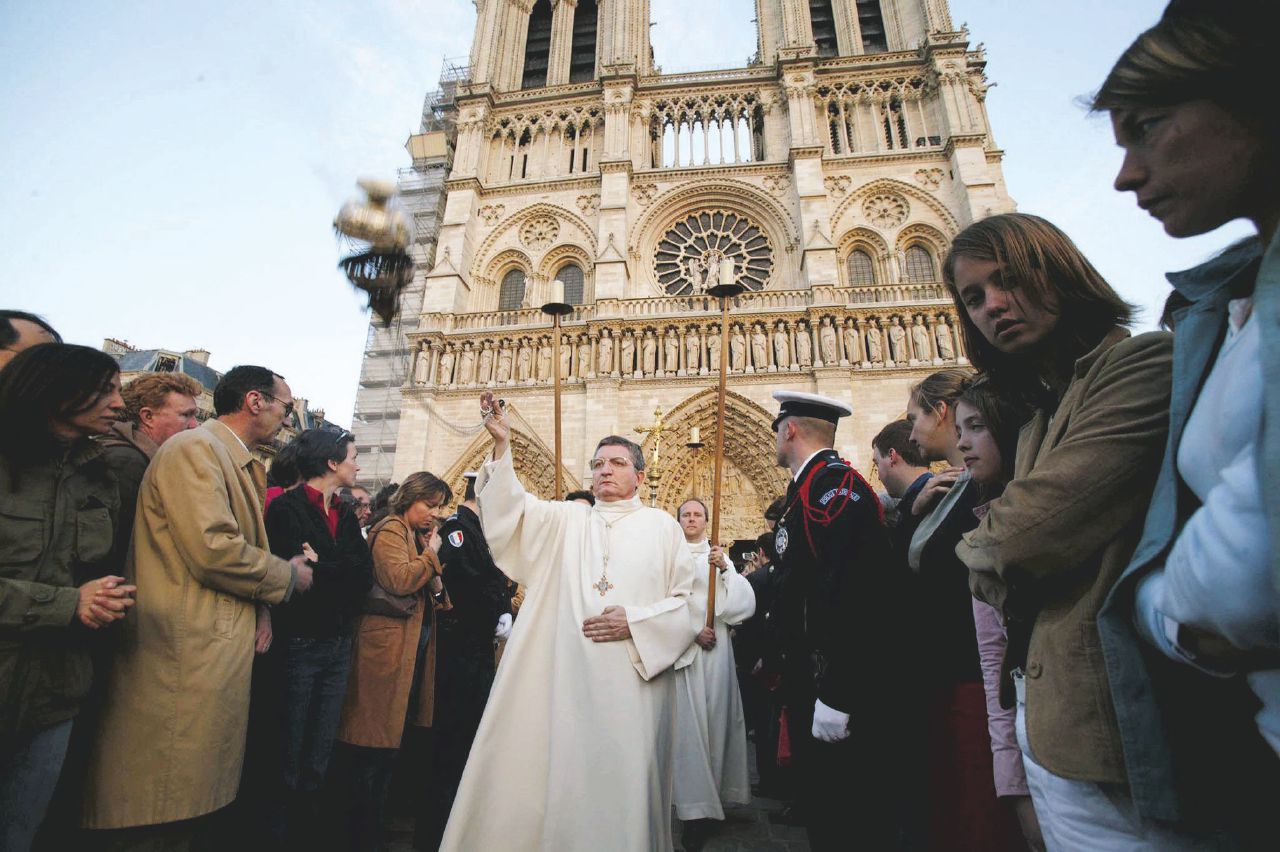 La crisi tra Macron e il Papa sul monsignore italiano