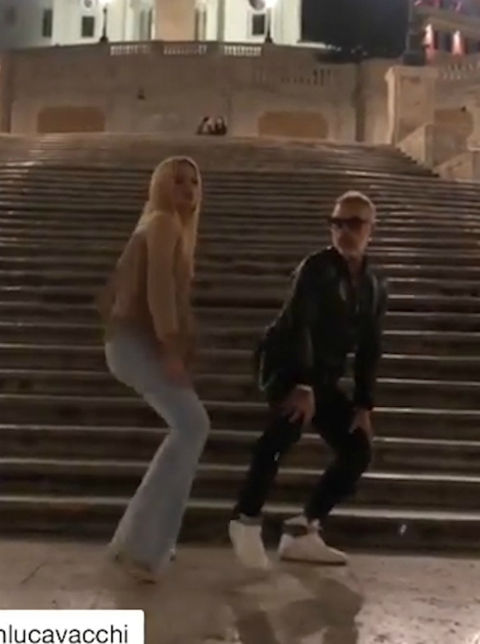 Copertina di Michelle Hunziker e il ballo “scatenato” con Gianluca Vacchi in piazza di Spagna: “Il problema è che è più bravo di me”