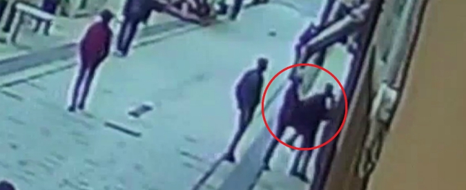 Copertina di Ragusa, aggressioni omofobe a Vittoria: indagati 11 minorenni. Le immagini con calci e pugni a un ragazzo