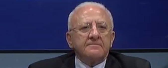 Copertina di M5s, De Luca: “Multa a Rousseau? 50mila euro sono pure pochi. Fanno palle dirette, altro che democrazia diretta”