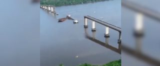 Copertina di Traghetto si schianta contro il pilastro di un ponte: crolla il viadotto, due auto nel fiume. Le immagini dell’incidente