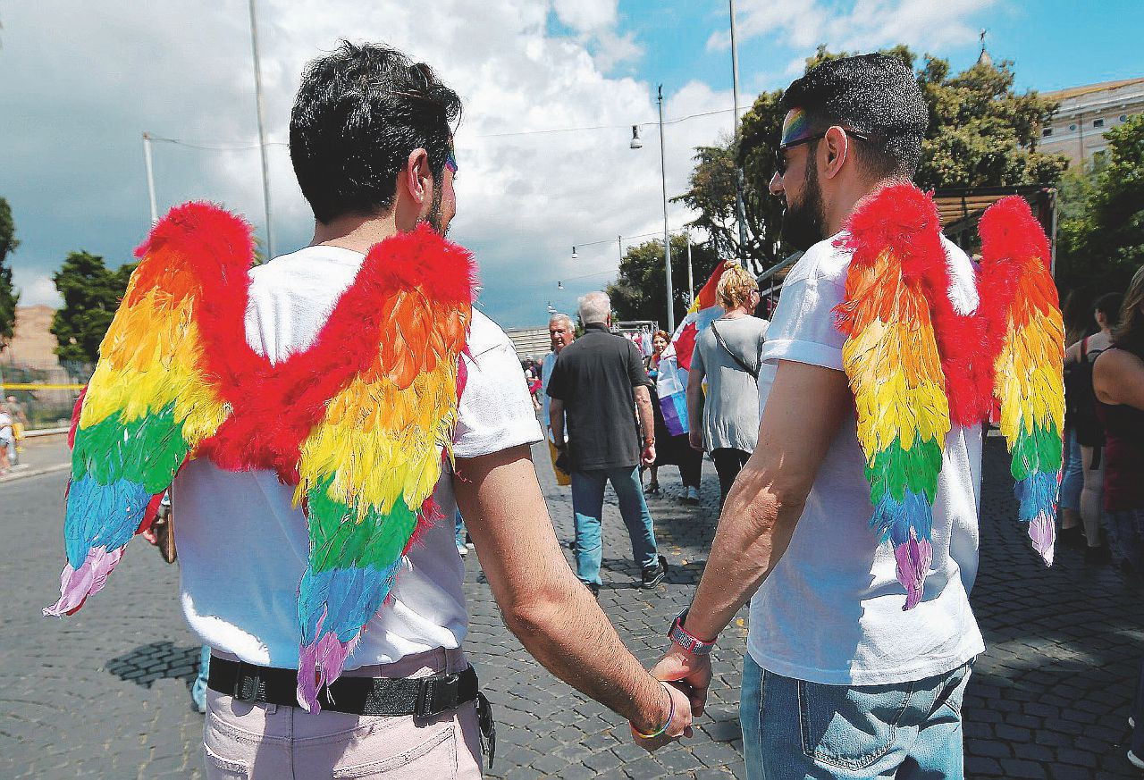 Copertina di Attivisti gay in Vaticano. Ma Francesco non c’è