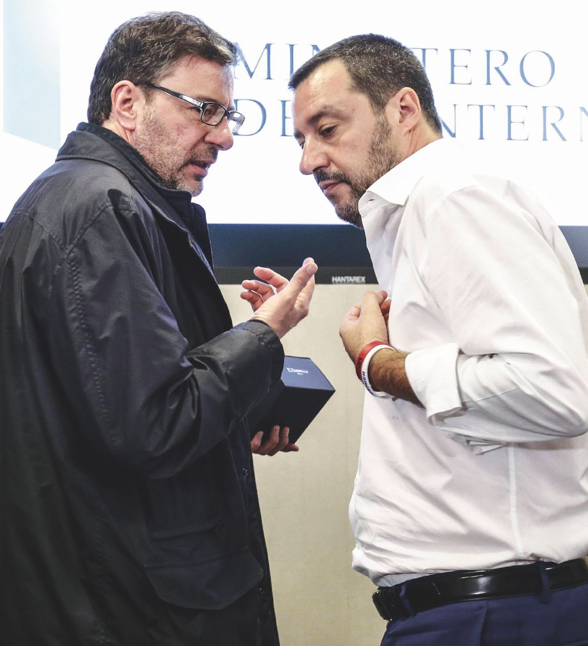 Copertina di Banche, Salvini strapazza Giorgetti: “Così perdiamo”