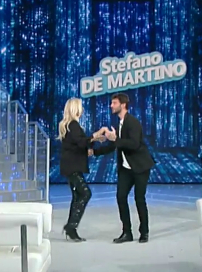 Copertina di Domenica In, Mara Venier e il ballo “scatenato” con Stefano De Martino. E lei si complimenta: “Stefanuccio, come stai bene…”