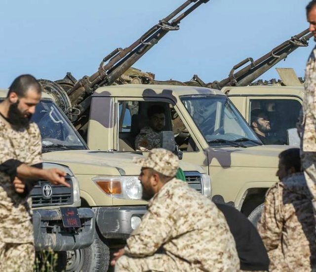 Libia, missili di Haftar contro Tripoli. Al-Sarraj: “Lui ha tradito e la Francia lo sostiene”. Usa evacuano contingente