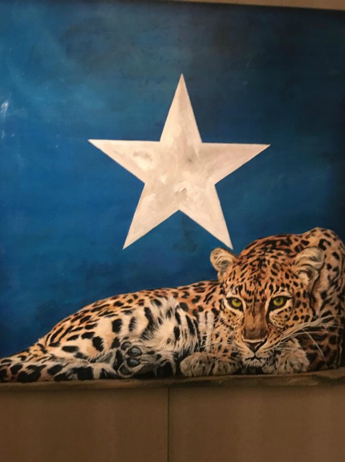 Copertina di Oltre lo sguardo di Gianmarco Chieregato, Carla Chiusano celebra le sue “diversità pittoriche”. Antonio Riva fa sfilare le sue spose sulle note di Studio 54.  Per Allan Kaprow siamo tutti artisti per caso