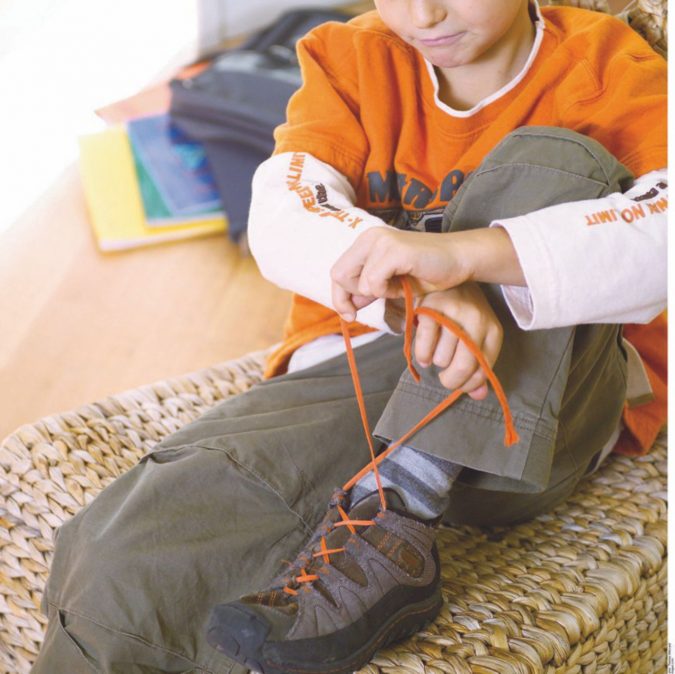 Prove di vita - I bambini di oggi sanno maneggiare tablet e smartphone ma non i lacci - LaPresse “È difficile allacciare le scarpe!” I minori più imbranati d’Europa