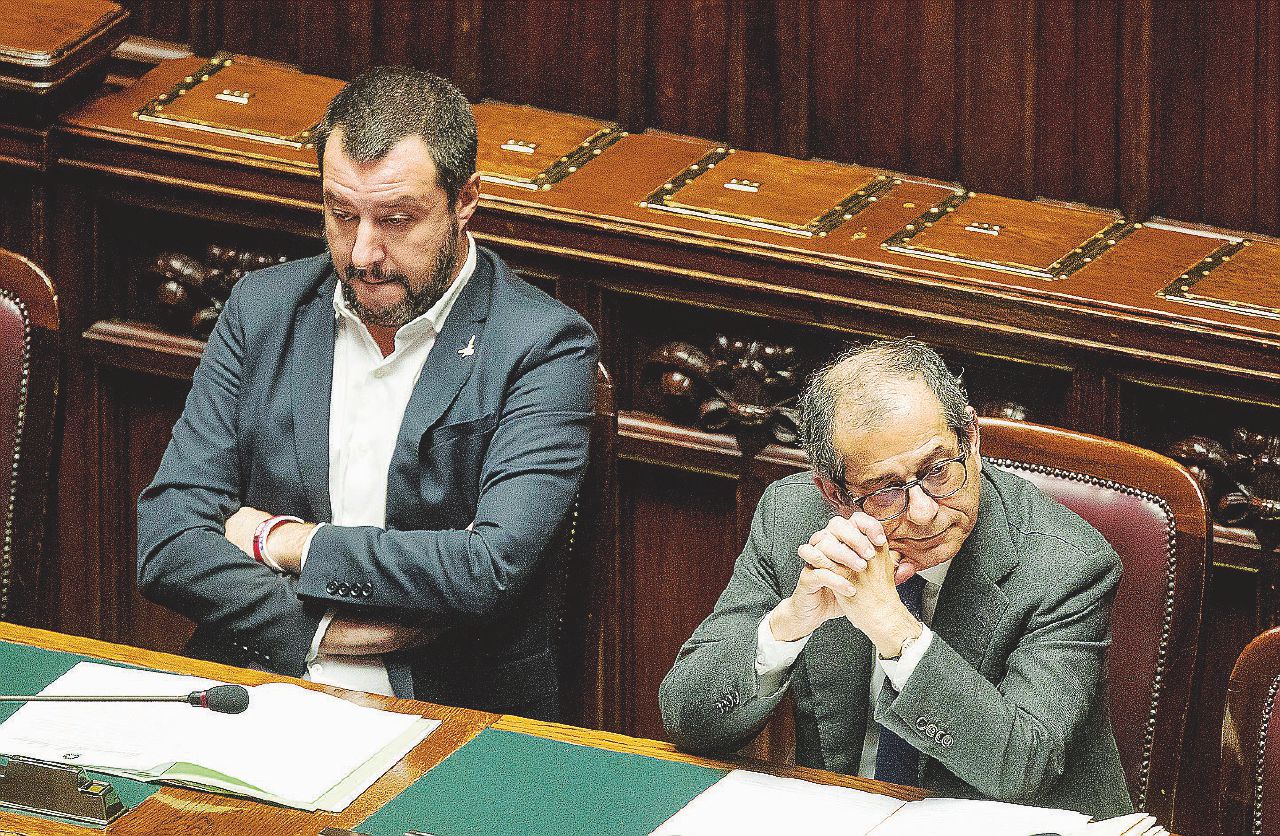 Copertina di Salvini all’attacco di Tria: “Metta la flat tax nel Def”