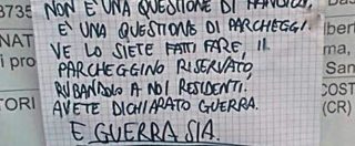 Copertina di Cremona, cartello contro l’associazione che si occupa di disabili: “Vi sete fatti fare il parcheggio riservato. Guerra sia”