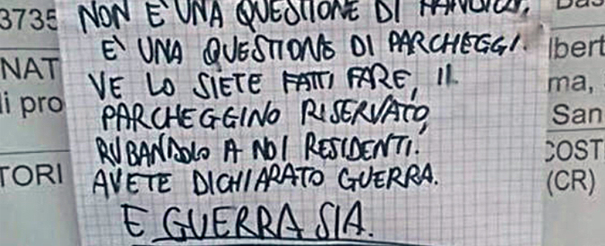 Cremona, cartello contro l’associazione che si occupa di disabili: “Vi sete fatti fare il parcheggio riservato. Guerra sia”
