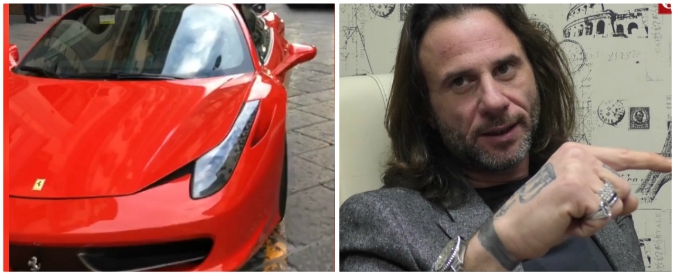 Copertina di Con Ferrari sul posto per disabili, l’imprenditore: “Tutti contro di me perché ho auto di lusso. Infrazioni? Le faccio sempre”