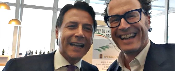 Copertina di Vinitaly, faccia a faccia tra Conte e il suo imitatore Merkù. Il premier la prende con ironia: “Dopo 10 bicchieri…”