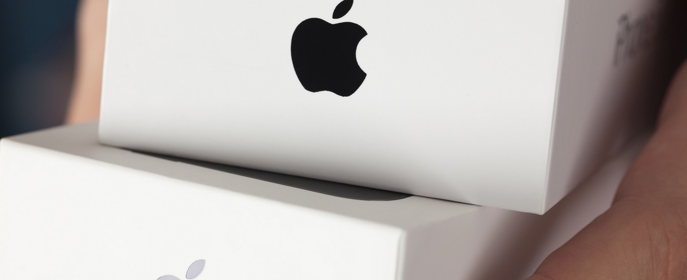Truffa ad Apple da 1 milione di dollari: due studenti si facevano dare iPhone nuovi e originali in cambio dei falsi